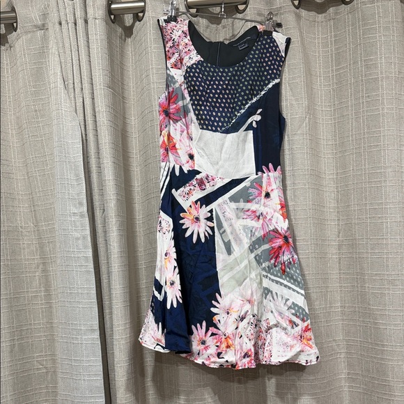 French Connection Dresses & Skirts - French Connection sleeveless floral and geometric print dress size 6